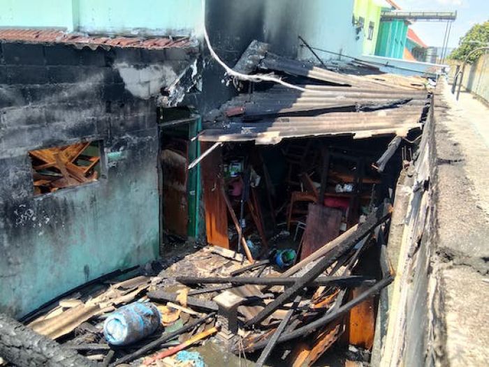 Gedung SMPN 4 Sidoarjo Hangus Terbakar Gedung SMPN 4 Sidoarjo Hangus Terbakar