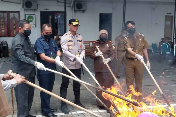 Musnahkan Barang Bukti di Kejari Madiun, Kaji Mbing Apresiasi APH Musnahkan Barang Bukti di Kejari Madiun, Kaji Mbing Apresiasi APH