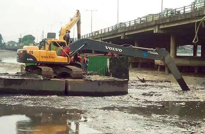 Hantam Pembatas Jalan, Truk Trailer Nyemplung Waduk Bozem di Morokrembangan