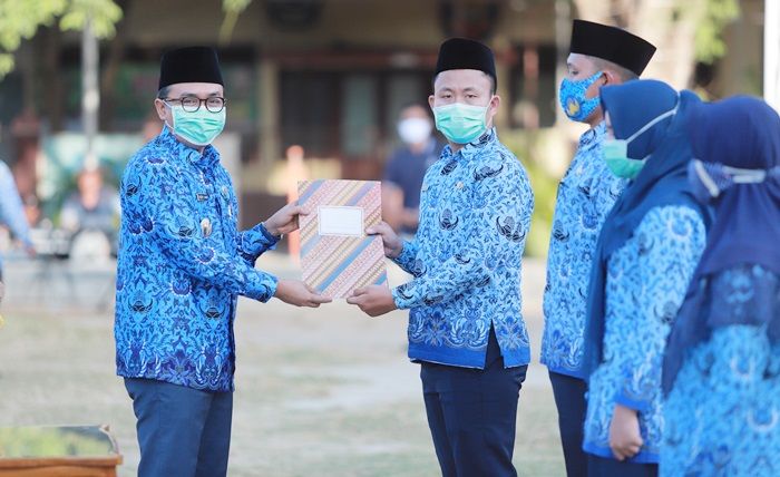 Serahkan SK Pengangkatan, Bupati Pamekasan Ambil Sumpah 339 PNS Baru Serahkan SK Pengangkatan, Bupati Pamekasan Ambil Sumpah 339 PNS Baru
