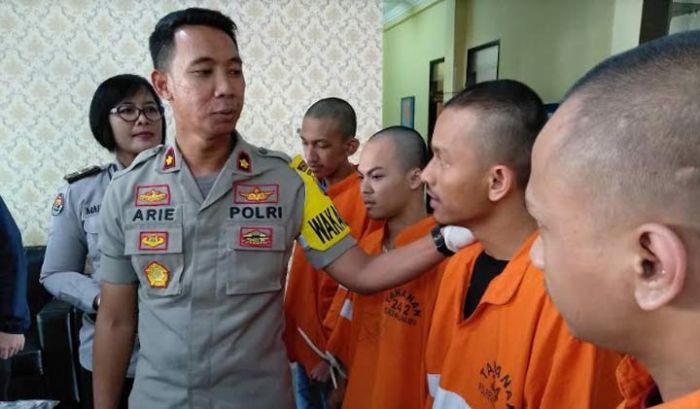 Empat Pengedar dan Pemakai Ganja Digelandang ke Sel Tahanan Polres Malang Kota Empat Pengedar dan Pemakai Ganja Digelandang ke Sel Tahanan Polres Malang Kota