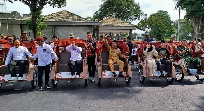 Presiden Prabowo Serahkan 100 Becak Listrik di Jombang