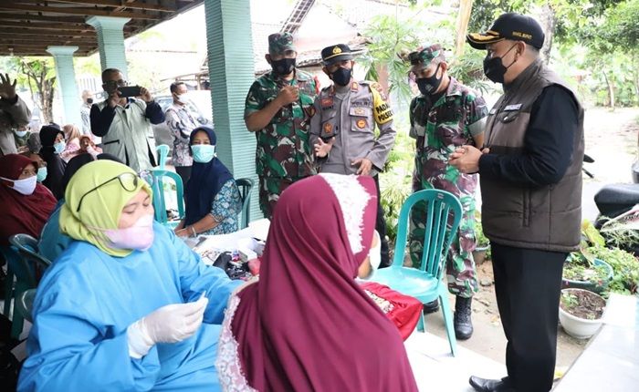 Gencar Lakukan Vaksinasi, Wabup Tuban: Vaksin Ikhtiar Bersama Bentengi Diri Gencar Lakukan Vaksinasi, Wabup Tuban: Vaksin Ikhtiar Bersama Bentengi Diri