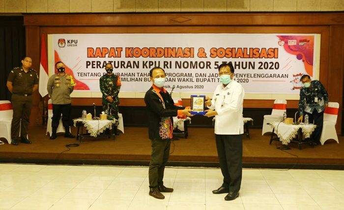 Bupati Sambari Minta APK Pilkada Tak Ditempel di Pohon dan Tembok Bupati Sambari Minta APK Pilkada Tak Ditempel di Pohon dan Tembok