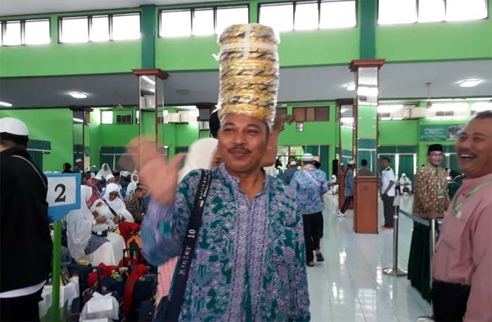 Pulang ke Tanah Air, Pasutri Haji Asal Sumenep Borong Topi Langka