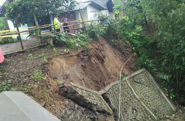 Diguyur Hujan, Jalur Utama Blitar-Malang Retak Akibat Plengsengan Longsor Diguyur Hujan, Jalur Utama Blitar-Malang Retak Akibat Plengsengan Longsor