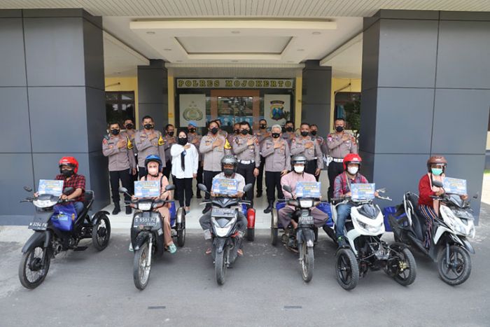 Polres Mojokerto Gelar Bakti Sosial dalam Rangka Menyambut HUT Ke 76 Bhayangkara Lalu Lintas Polres Mojokerto Gelar Bakti Sosial dalam Rangka Menyambut HUT Ke 76 Bhayangkara Lalu Lintas