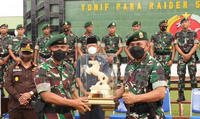 Pangdivif 2 Kostrad Beri Penghargaan Anggota Yonif Para Raider 503/Mayangkara Berprestasi Pangdivif 2 Kostrad Beri Penghargaan Anggota Yonif Para Raider 503/Mayangkara Berprestasi