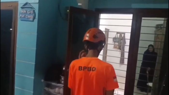 Damkar Kota Pasuruan Evakuasi Emak-Emak yang Terkunci di Dalam Rumah Malam Minggu Sendirian