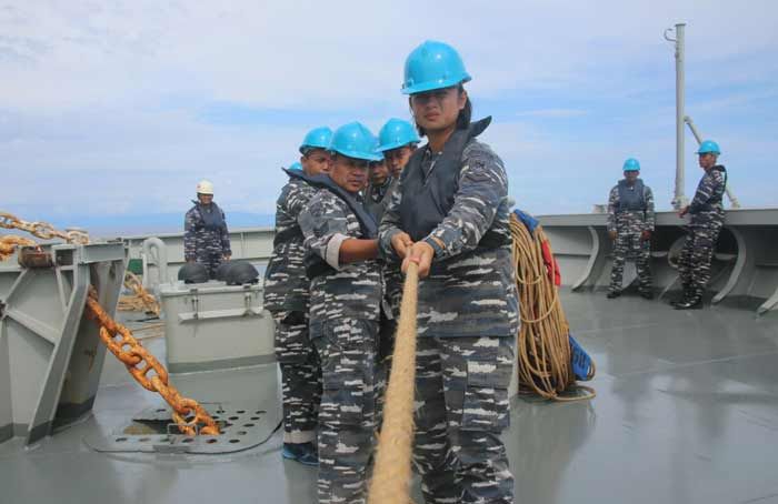 Prajurit KRI Makassar-590 Latihan Pembekalan di Laut