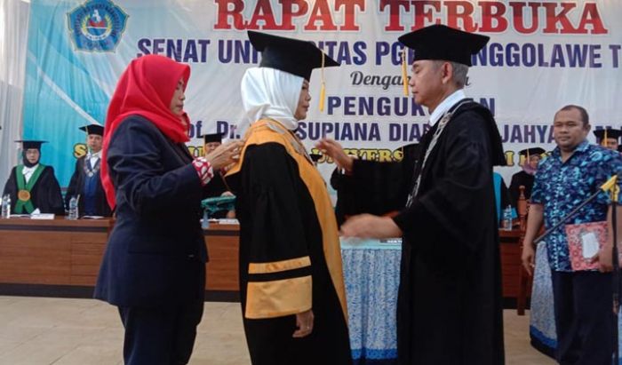 Rektor Unirow Tuban Resmi Dikukuhkan Jadi Guru Besar Rektor Unirow Tuban Resmi Dikukuhkan Jadi Guru Besar