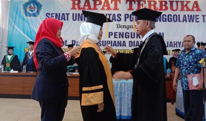 Rektor Unirow Tuban Resmi Dikukuhkan Jadi Guru Besar