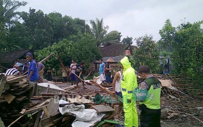 Hujan Lebat Disertai Angin Kencang Landa Blitar, Pohon dan Tiang Listrik Roboh Timpa Rumah Warga Hujan Lebat Disertai Angin Kencang Landa Blitar, Pohon dan Tiang Listrik Roboh Timpa Rumah Warga