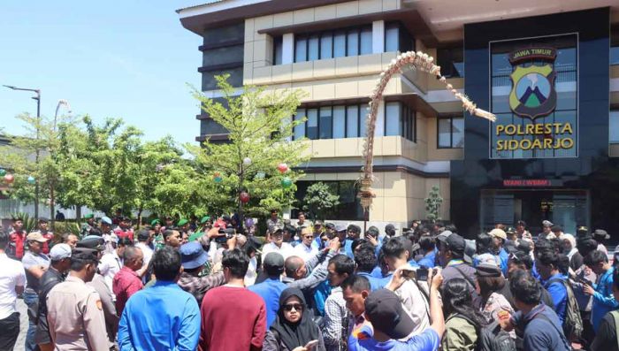 Gelar Aksi Damai ke Mapolresta Sidoarjo, Mahasiswa Desak Evaluasi Prosedur Pengamanan Demonstrasi Gelar Aksi Damai ke Mapolresta Sidoarjo, Mahasiswa Desak Evaluasi Prosedur Pengamanan Demonstrasi