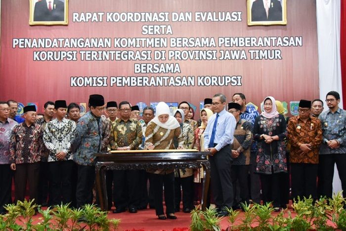 Khofifah Tegaskan Komitmen Berantas Korupsi Terintegrasi di Jatim Khofifah Tegaskan Komitmen Berantas Korupsi Terintegrasi di Jatim