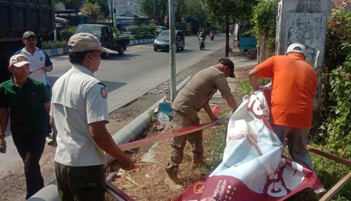 Satpol PP Kota Probolinggo Tertibkan 700 Banner Liar Satpol PP Kota Probolinggo Tertibkan 700 Banner Liar