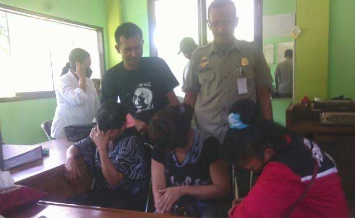 Tunggu Pelanggan di Warung Remang-remang, Tiga PSK di Situbondo Diciduk Satpol PP Tunggu Pelanggan di Warung Remang-remang, Tiga PSK di Situbondo Diciduk Satpol PP