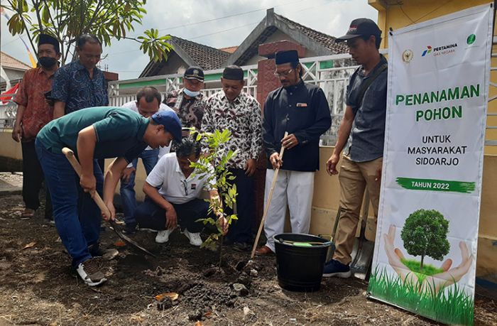 Melalui Tanam Pohon, Anggota DPR RI ini Ajak Masyarakat Sidoarjo Peduli Lingkungan