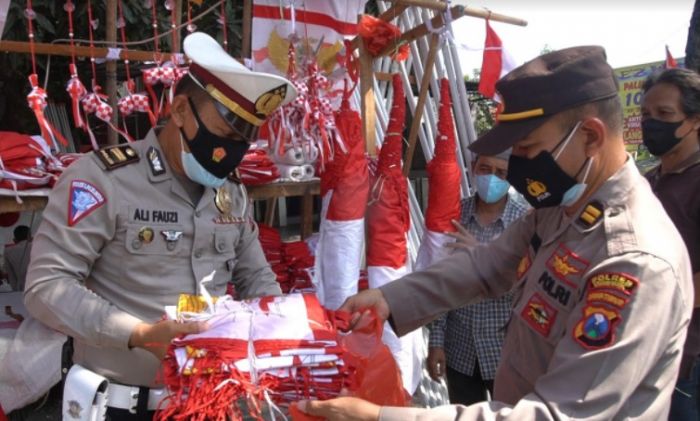 Kapolres Gresik Borong Bendera Merah Putih, Pedagang: Matur Nuwun, Dirgahayu Indonesia Pak Polisi