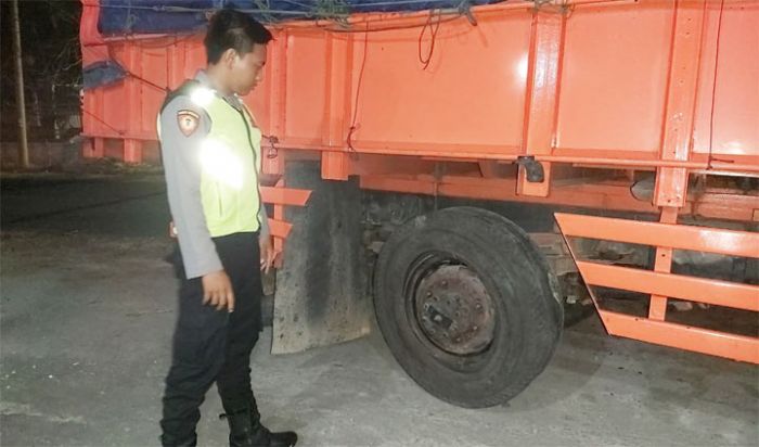 Ban Truk Fuso Meletus Saat Hendak Dipasang, 1 Orang Karyawan Tambal Ban Tewas, 1 Kritis Ban Truk Fuso Meletus Saat Hendak Dipasang, 1 Orang Karyawan Tambal Ban Tewas, 1 Kritis