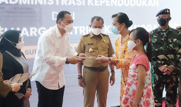 Banjir Air Mata Warnai Penyerahan Dokumen Adminduk bagi Keluarga Patriot KRI Nanggala-402 Banjir Air Mata Warnai Penyerahan Dokumen Adminduk bagi Keluarga Patriot KRI Nanggala-402