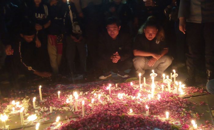 Ribuan Pecinta Sepak Bola Madiun Gelar Doa Bersama untuk Korban Tragedi Kanjuruhan Ribuan Pecinta Sepak Bola Madiun Gelar Doa Bersama untuk Korban Tragedi Kanjuruhan