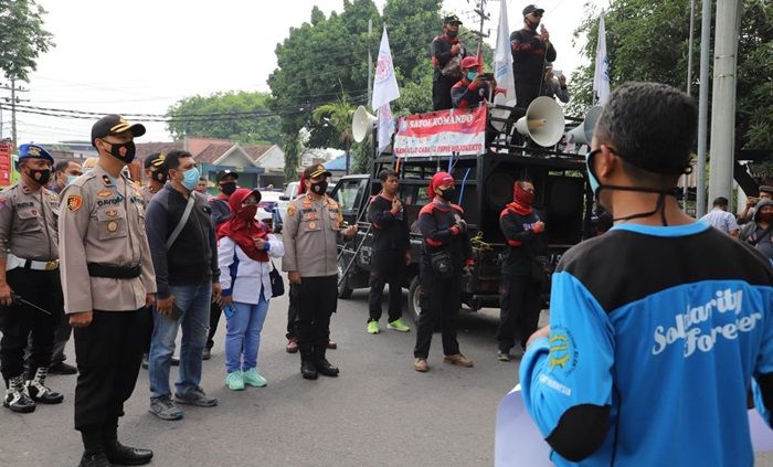 Kapolres Mojokerto Pimpin Pengamanan Keberangkatan Massa Aksi Tolak Omnibus Law ke Surabaya Kapolres Mojokerto Pimpin Pengamanan Keberangkatan Massa Aksi Tolak Omnibus Law ke Surabaya