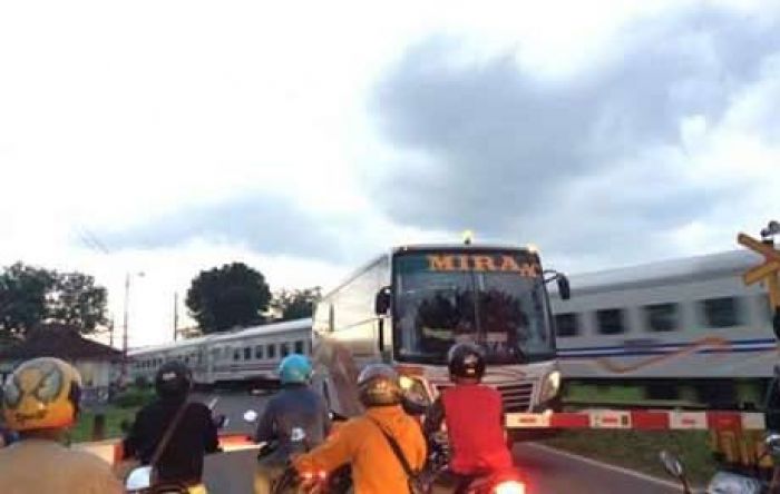 Bus Masuk Palang Pintu Kereta Api di Desa Keres, Ngawi Bus Masuk Palang Pintu Kereta Api di Desa Keres, Ngawi