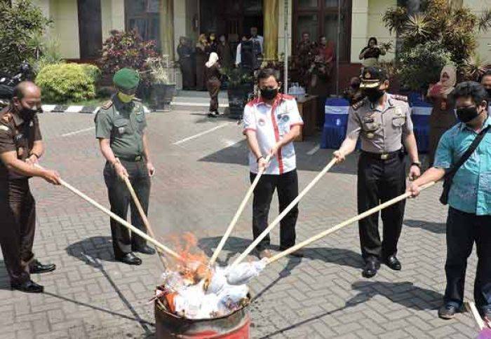 18,9 Kilogram Ganja Dibakar, Peredaran di Malang Mengkhawatirkan 18,9 Kilogram Ganja Dibakar, Peredaran di Malang Mengkhawatirkan