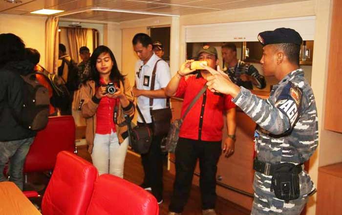 Masyarakat Bali Kunjungi KRI I Gusti Ngurah Rai-332 Masyarakat Bali Kunjungi KRI I Gusti Ngurah Rai-332