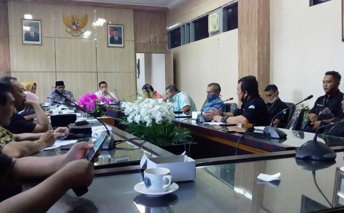 Wali Murid Tuntut PPDB di Jember Dianulir, Diduga Banyak Surat Keterangan Domisili Palsu Wali Murid Tuntut PPDB di Jember Dianulir, Diduga Banyak Surat Keterangan Domisili Palsu