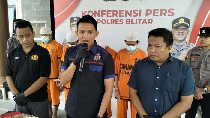 Bocah Usia 12 Tahun di Blitar Diperkosa Pria yang Berpesta Miras, 4 Pelaku Diamankan Bocah Usia 12 Tahun di Blitar Diperkosa Pria yang Berpesta Miras, 4 Pelaku Diamankan
