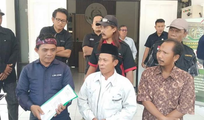 Mantan Kades Kedamean Gresik Dilaporkan Warga ke Kejaksaan Mantan Kades Kedamean Gresik Dilaporkan Warga ke Kejaksaan