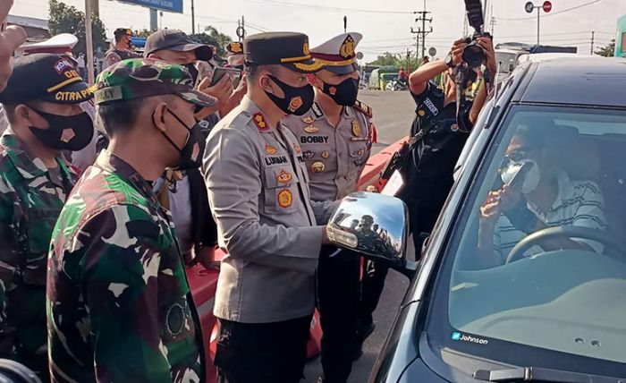 Nekat Mudik, Sejumlah Mobil yang Melintas di Simpang Tiga Mengkreng Diminta Putar Balik