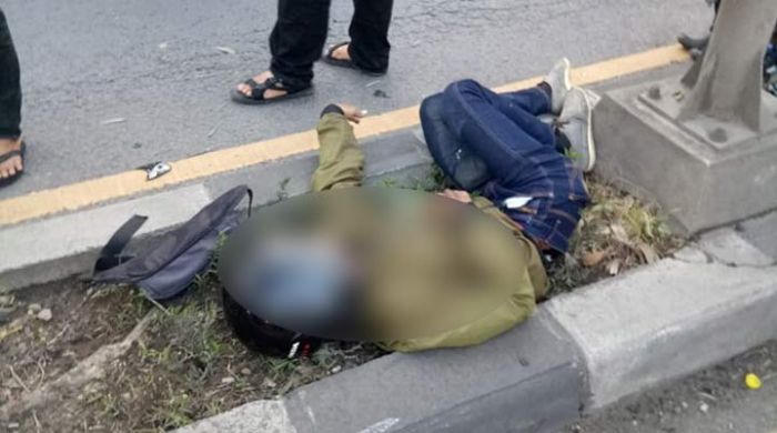 Diduga Mengantuk, Pemotor Asal Pasuruan Tewas Terbentur Median Jalan di Gedangan Diduga Mengantuk, Pemotor Asal Pasuruan Tewas Terbentur Median Jalan di Gedangan 