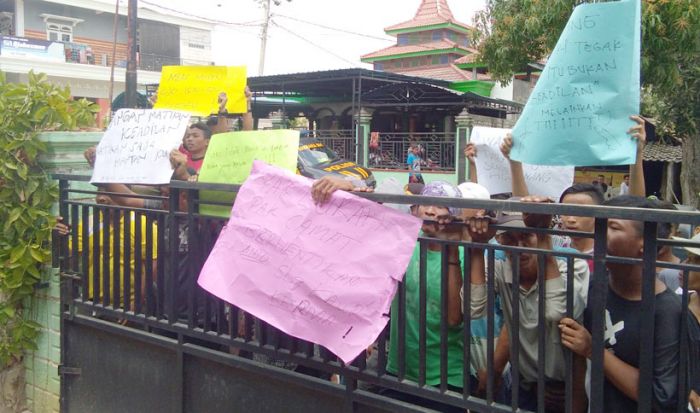 Berduaan di Hotel Bersama Wanita Bukan Istrinya, Modin Hargoretno Dinilai Cemarkan Nama Baik Desa Berduaan di Hotel Bersama Wanita Bukan Istrinya, Modin Hargoretno Dinilai Cemarkan Nama Baik Desa