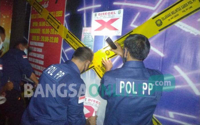 Tak Berizin, Red-Seven Karaoke Disegel Petugas Gabungan Tak Berizin, Red-Seven Karaoke Disegel Petugas Gabungan