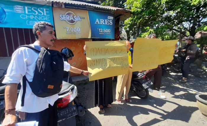 Dapat Surat Peringatan Ketiga dari RSUD Daha Husada, Warga Kukuh Mempertahankan Rumahnya Dapat Surat Peringatan Ketiga dari RSUD Daha Husada, Warga Kukuh Mempertahankan Rumahnya