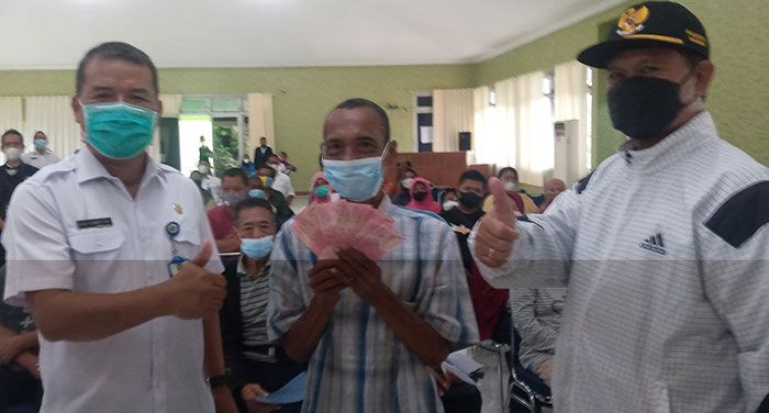 Wali Kota Madiun Serahkan Bantuan Langsung Tunai untuk Warganya