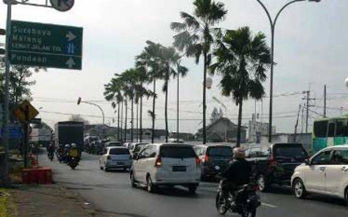 Waspadai Jalan Rusak di Tiga Titik Jalur Pasuruan - Surabaya Waspadai Jalan Rusak di Tiga Titik Jalur Pasuruan - Surabaya
