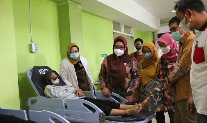 Mahasiswi asal Bawean Korban Tragedi Kanjuruhan Dirujuk ke RSUD Ibnu Sina Gresik Mahasiswi asal Bawean Korban Tragedi Kanjuruhan Dirujuk ke RSUD Ibnu Sina Gresik