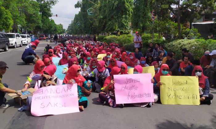 Bantah Ada Kekerasan Seksual, Keluarga Besar Salah Satu Pesantren di Jombang Turun Jalan Bantah Ada Kekerasan Seksual, Keluarga Besar Salah Satu Pesantren di Jombang Turun Jalan