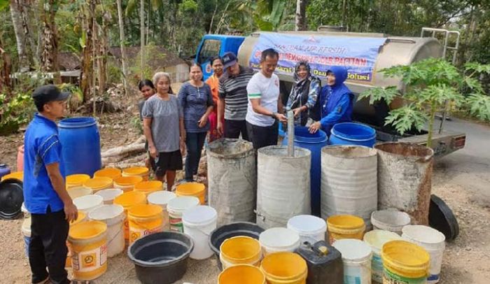 Ketua DPC Partai Demokrat Pacitan Bagikan Air Bersih