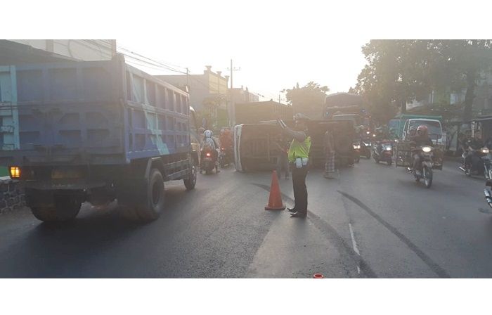 Diduga Selip, Truk Ekspedisi di Pasuruan Terguling Memalang Jalan Diduga Selip, Truk Ekspedisi di Pasuruan Terguling Memalang Jalan