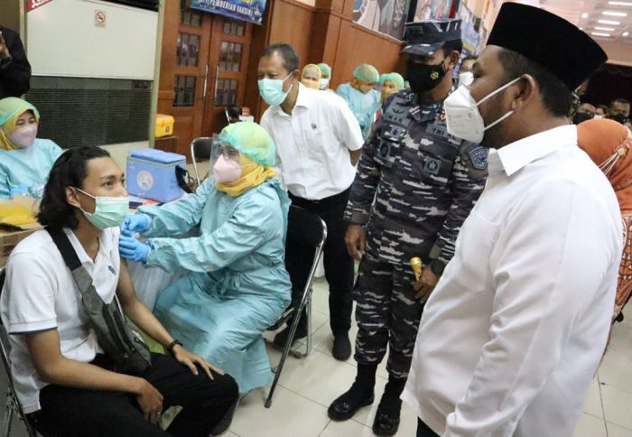 Gandeng Pemkab, Koarmada II TNI AL Gelar Serbuan Vaksinasi di Gresik
