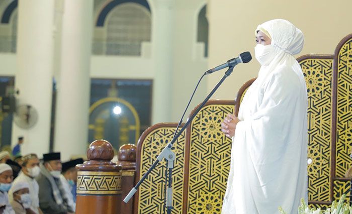 Sambut Ramadan 1443 H, Gubernur Khofifah Tarawih Perdana di Al Akbar Sambut Ramadan 1443 H, Gubernur Khofifah Tarawih Perdana di Al Akbar