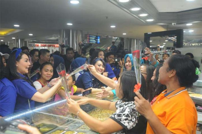 Peringati Hari Ibu, Puluhan Artis Caleg NasDem Bagikan Bunga di Pasar Atom Peringati Hari Ibu, Puluhan Artis Caleg NasDem Bagikan Bunga di Pasar Atom