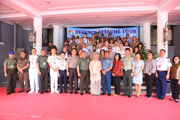 Risma Paparkan Kemajuan Kota Surabaya Dalam Acara Tour Atase Pertahanan Negara Sahabat Risma Paparkan Kemajuan Kota Surabaya Dalam Acara Tour Atase Pertahanan Negara Sahabat