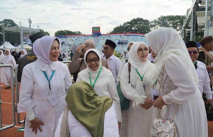 Menyusuri Jejak Khidmah Panjang: Nyai Mundjidah Wahab dalam Kacamata Senator Lia Istifhama