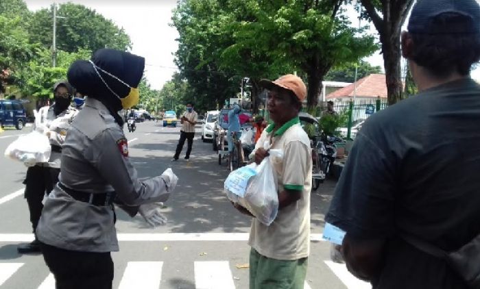 ​Kurangi Beban Ekonomi Warga Terdampak Corona, Polres Probolinggo Kota Bagi-Bagi Sembako